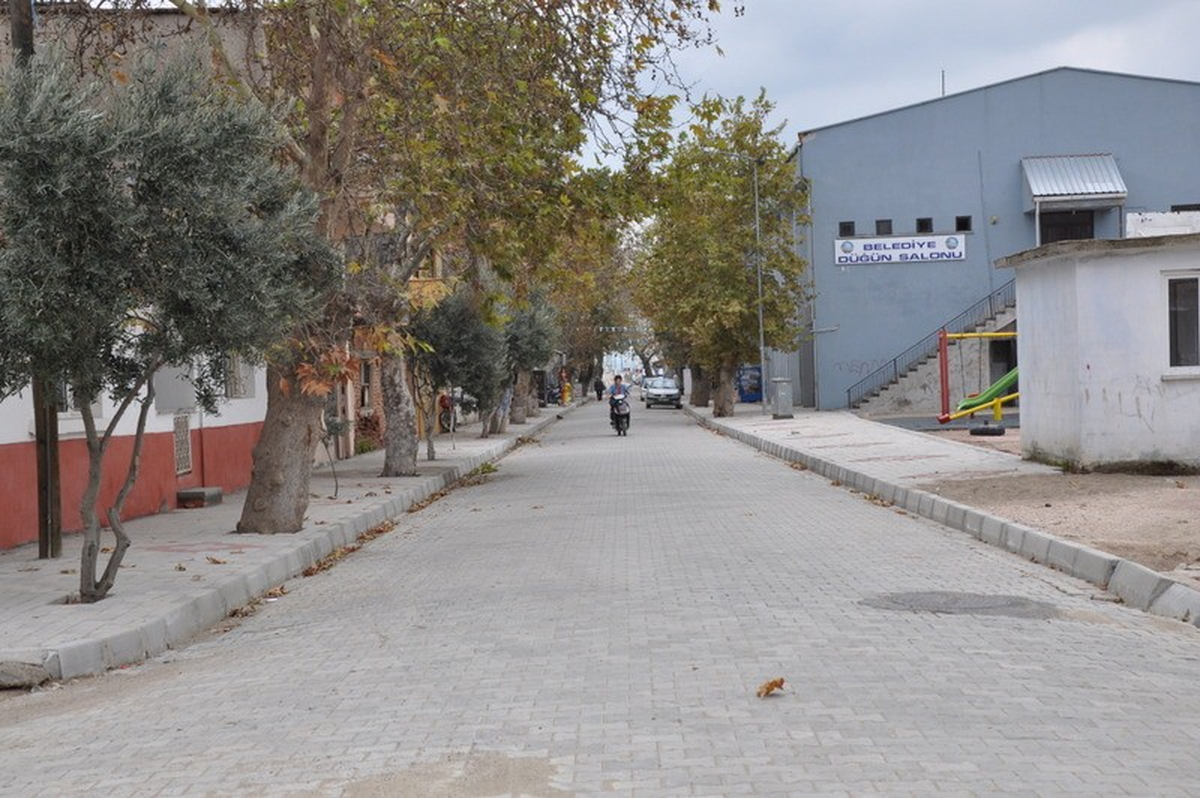 Biga\'da Yol Çalışmaları Devam Ediyor