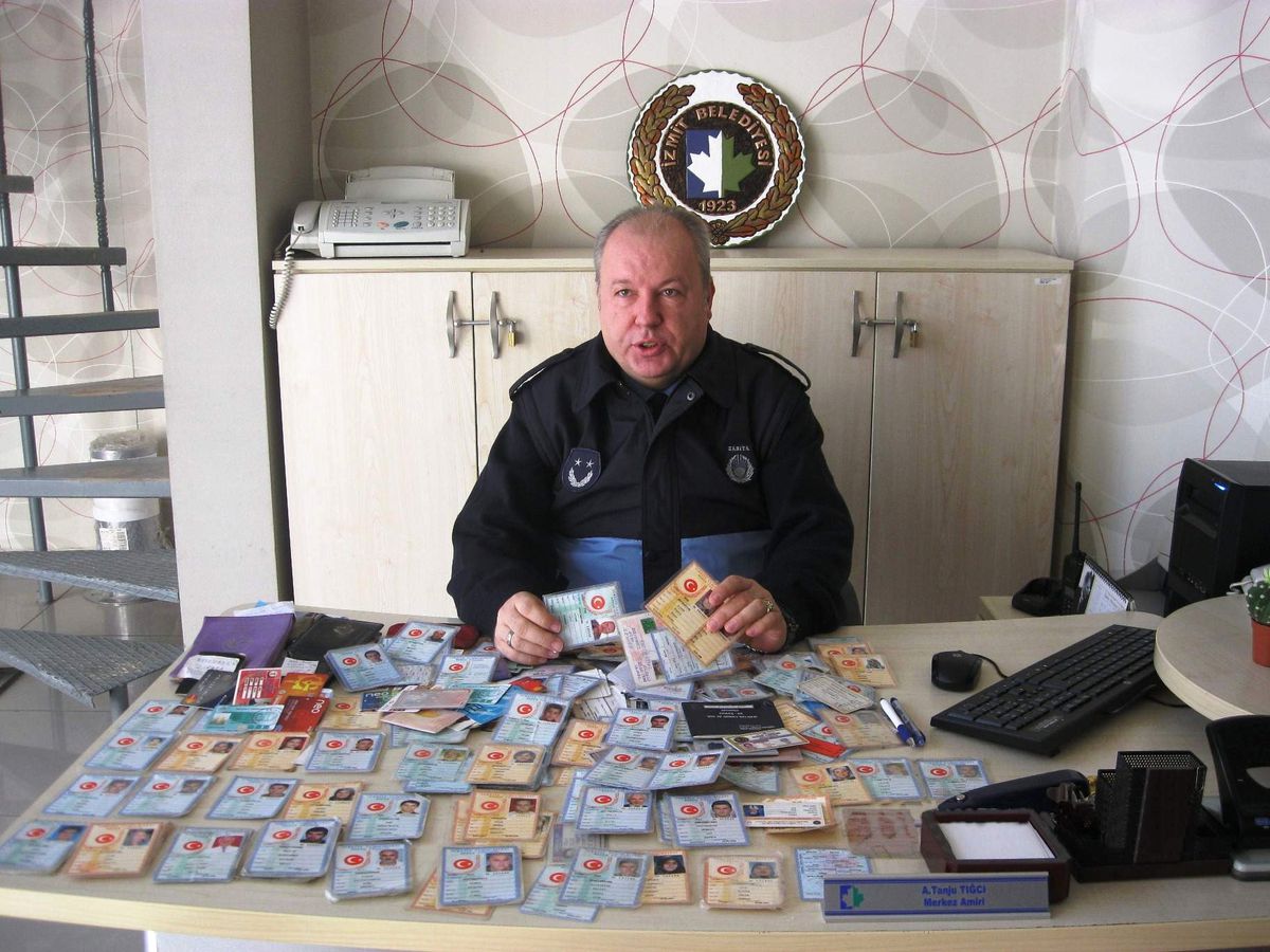 Bu Kimlikler Sahiplerini Bekliyor