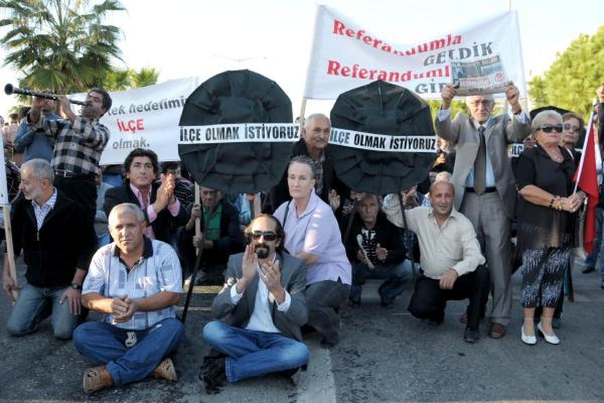 Büyükşehir Yasası\'nı Protesto İçin Yol Kapattılar