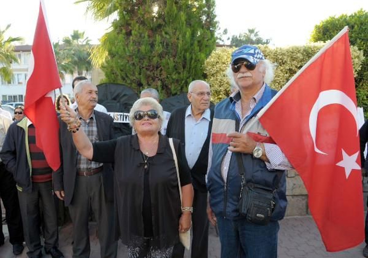 Büyükşehir Yasası\'nı Protesto İçin Yol Kapattılar