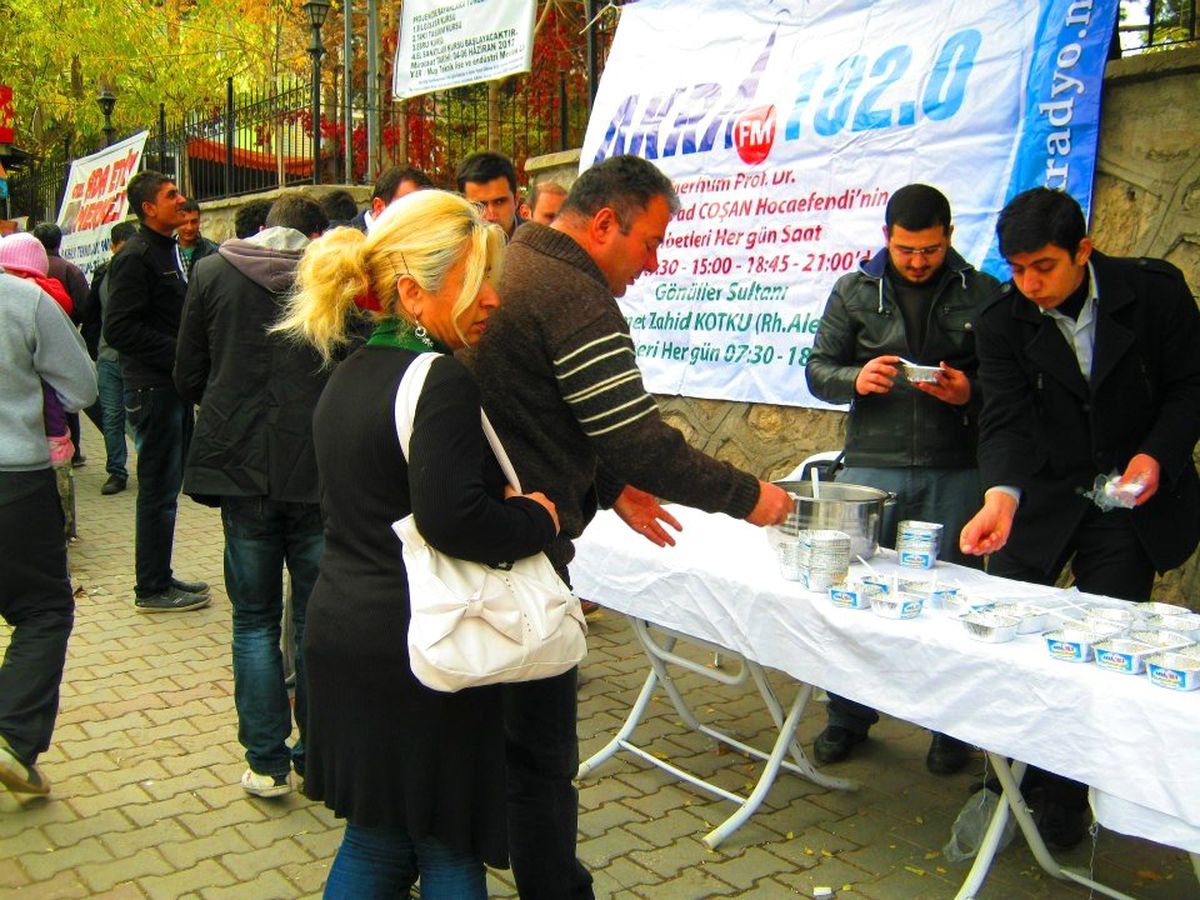 Çevrecilerden Vatandaşa Aşure İkramı
