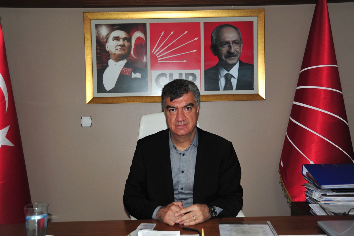 CHP İzmir\'de "Kara Çarşaflı Üye" Tartışması