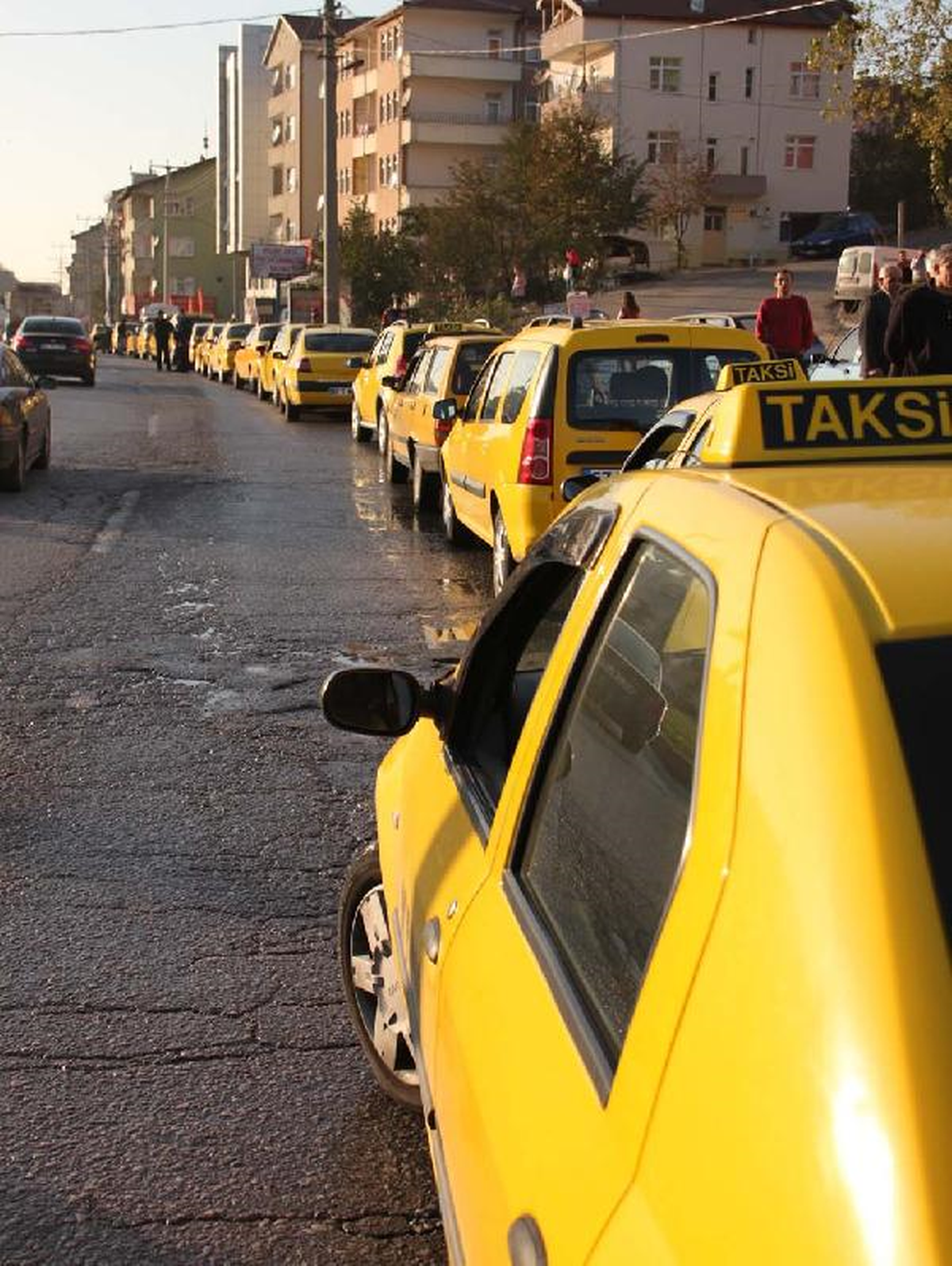 Direğe Çarpan Taksinin Sürücüsü Öldü (2)