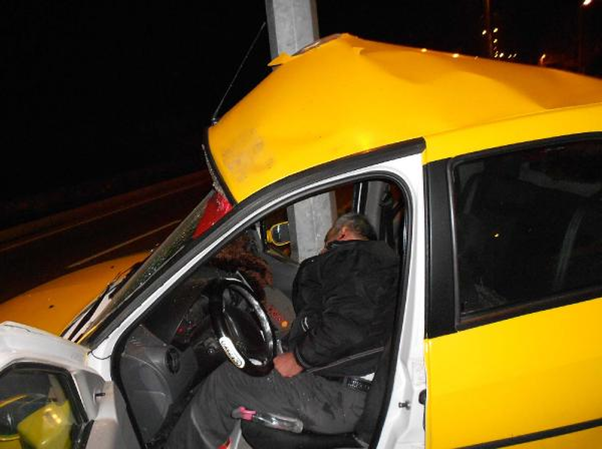 Direğe Çarpan Taksinin Sürücüsü Öldü