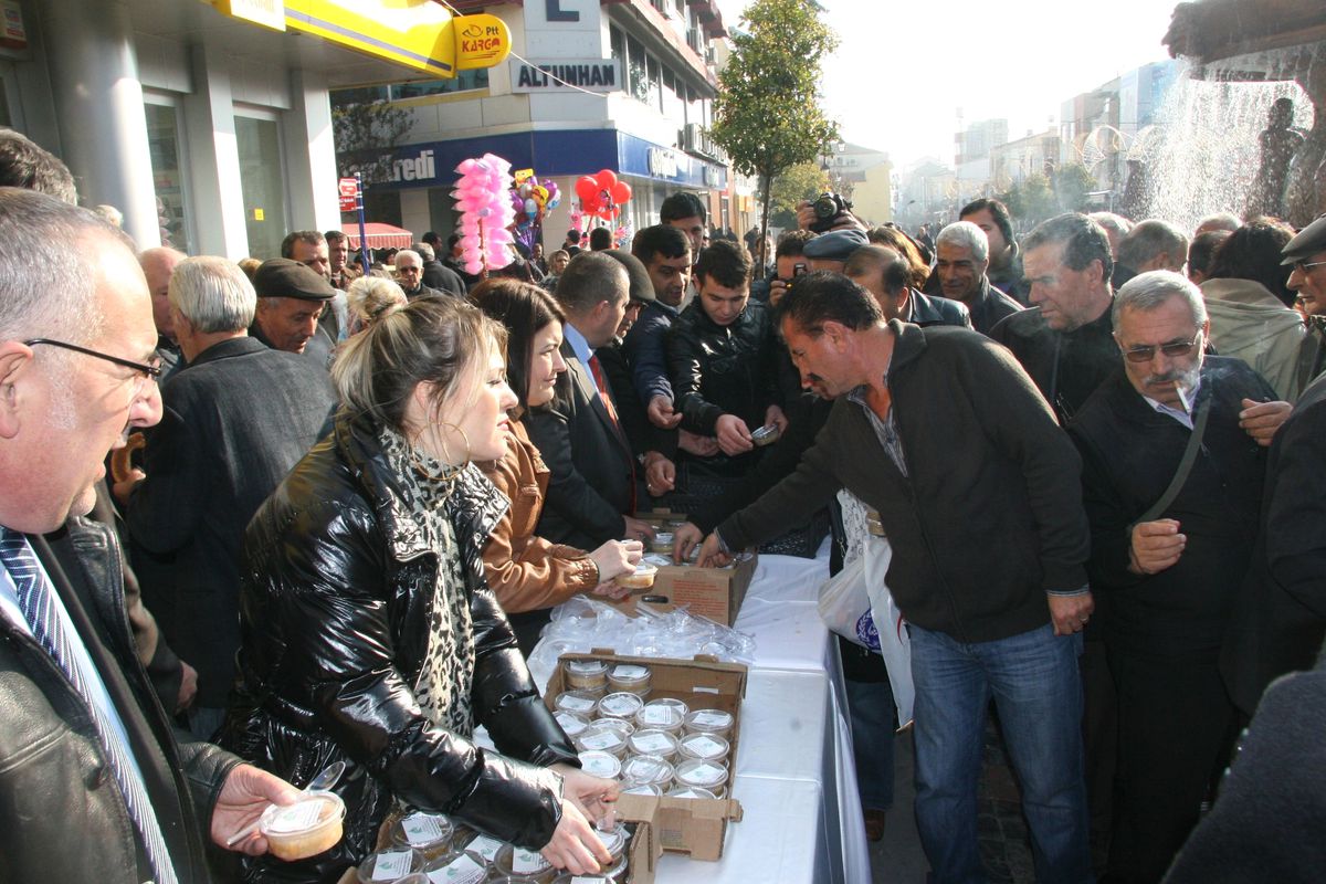 Edirne Belediyesi 20 Bin Aşure Dağıttı