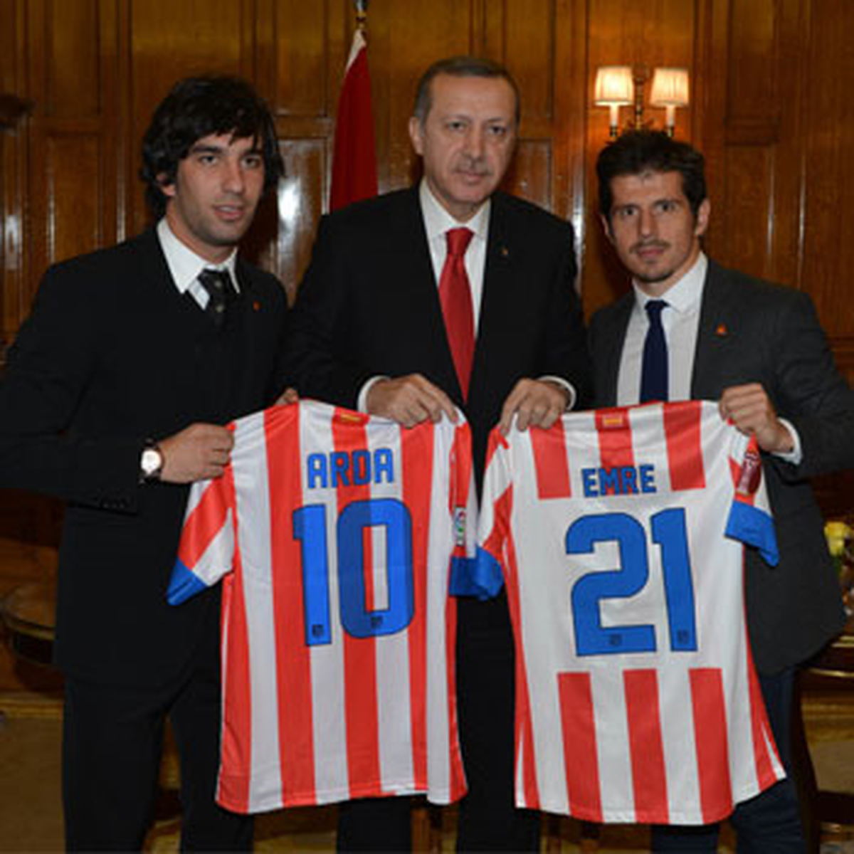 Emre ve Arda\'dan Başbakan Erdoğan\'a Forma