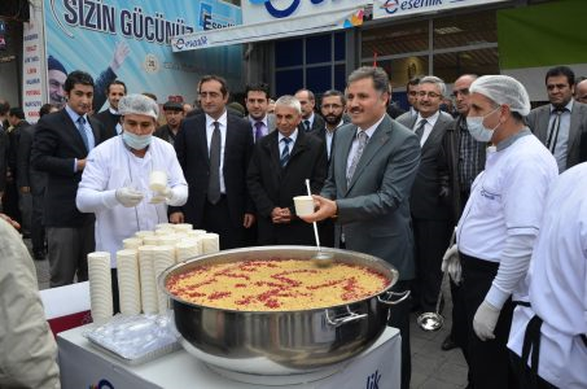 Esenlik 30 Bin Kişiye Aşure Dağıttı