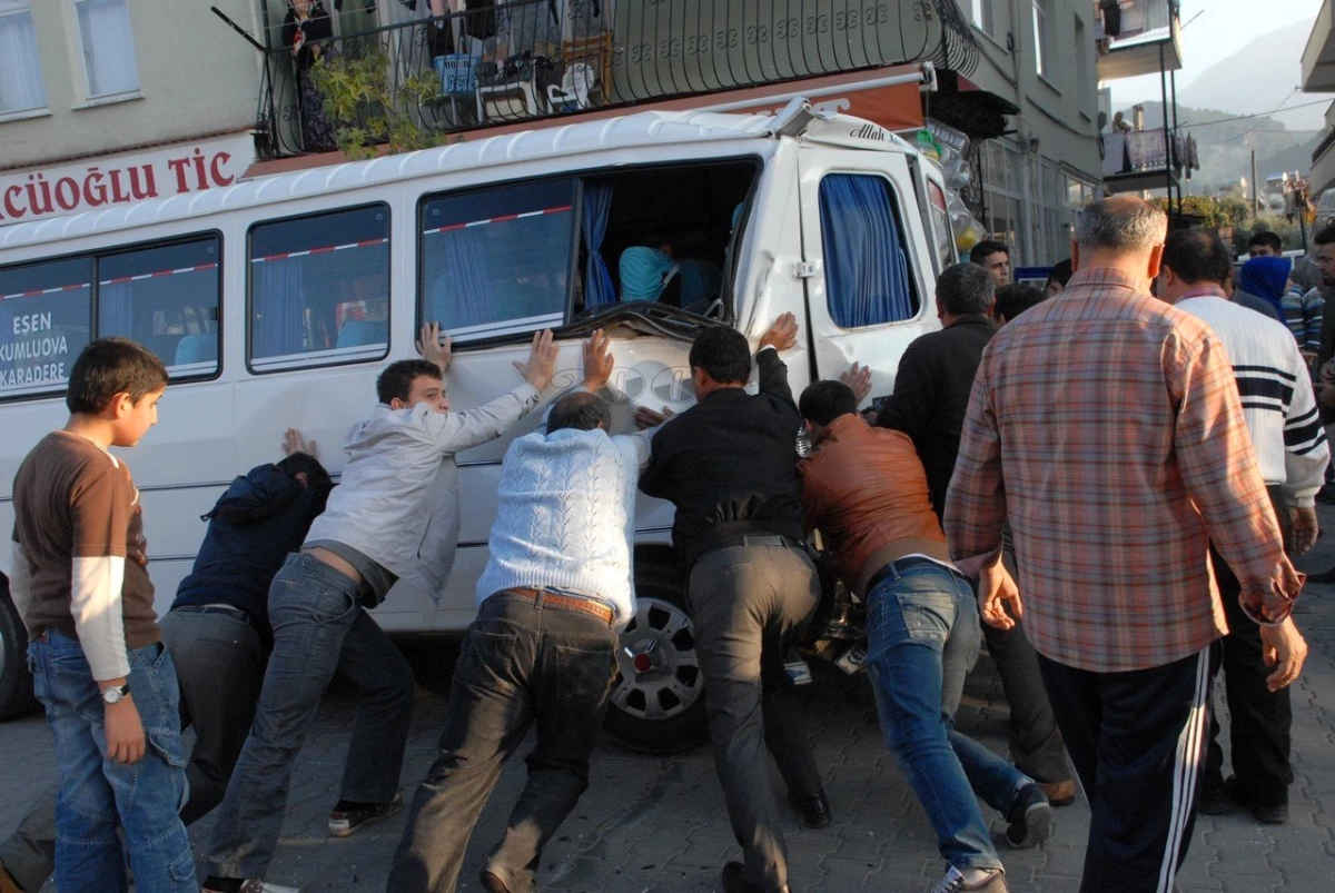Fethiye\'de Otobüs Köy Minibüsüne Çarptı; 5 Yaralı