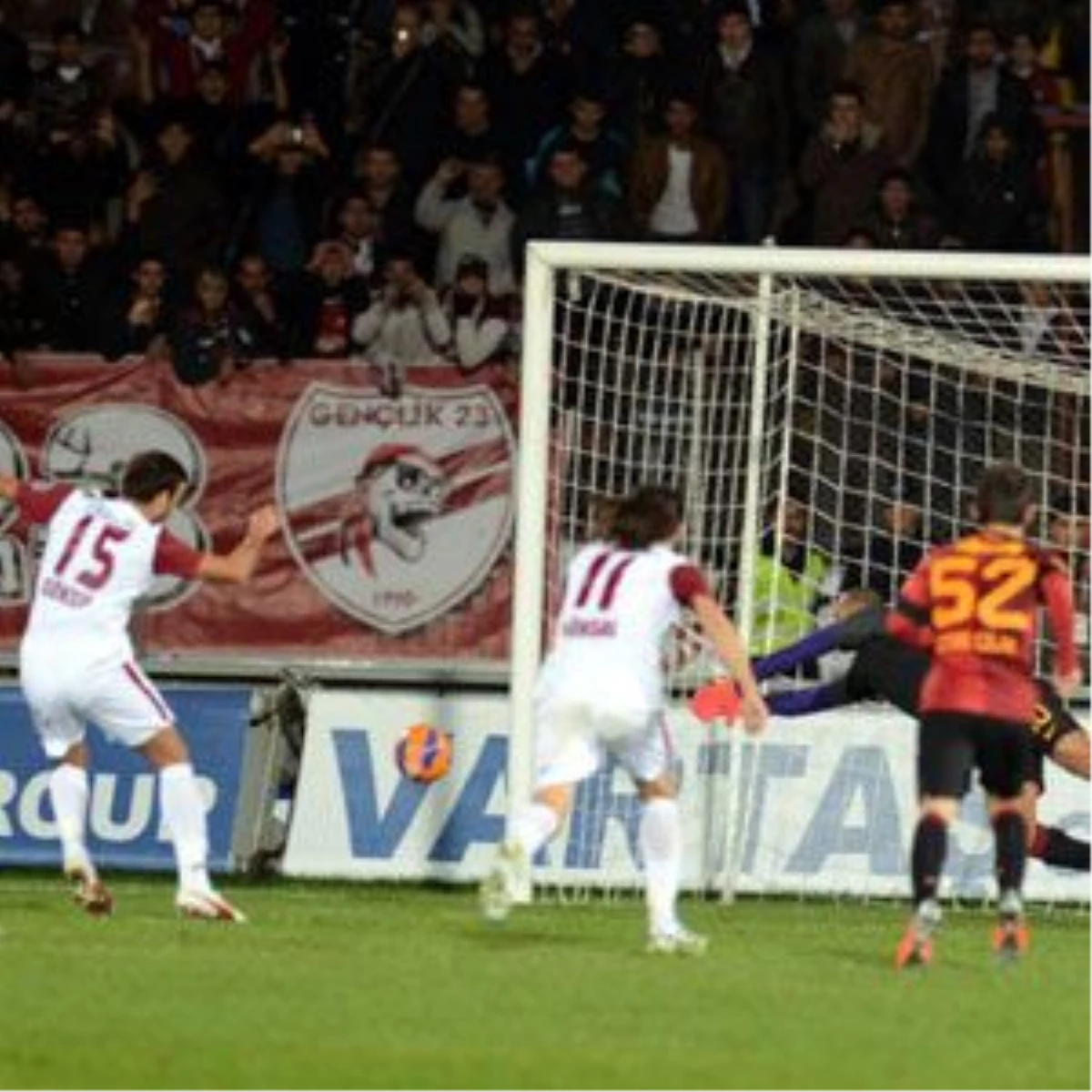 Galatasaray Maçında Penaltı Kaçıran Göksu, Özür Diledi