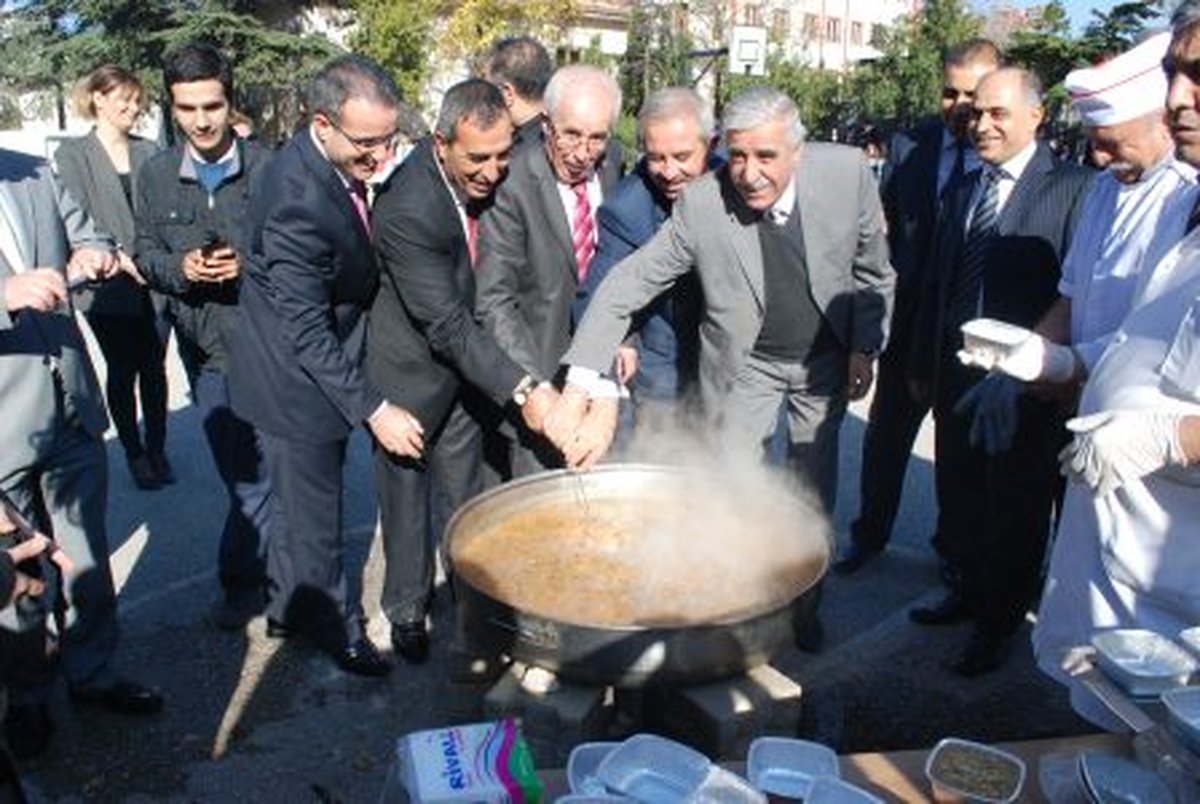 Gaziantep Liseisnden İkibin Kişiye Aşure