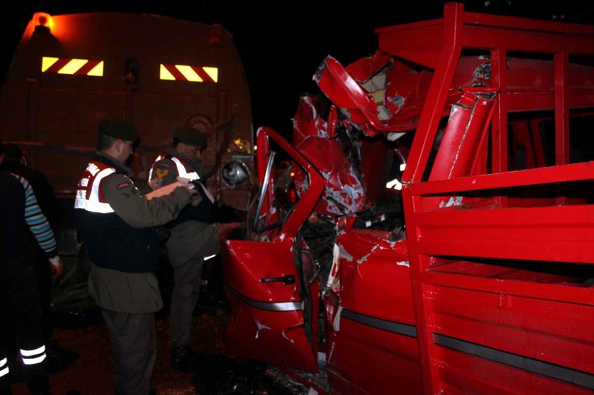 Kamyona Çarpan Kamyonetin Şoförü Öldü