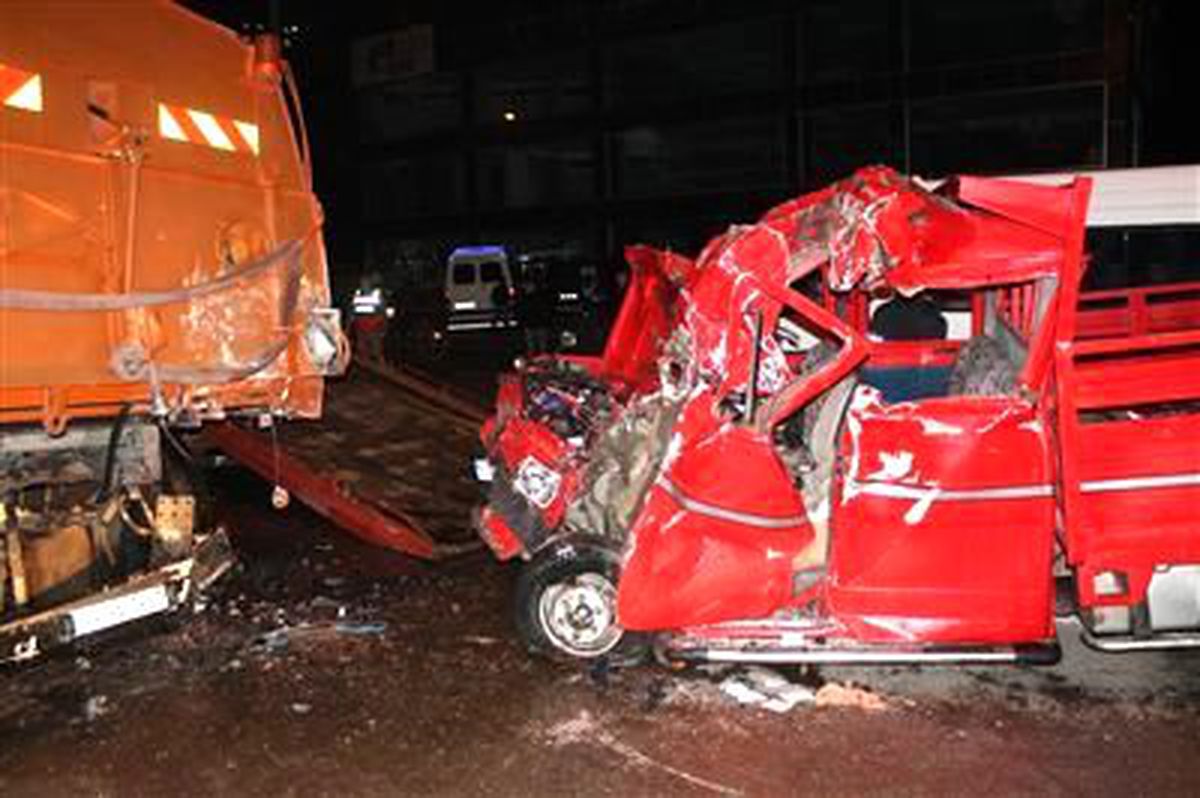 Kamyonet, Temizlik Aracına Çarptı: 1 Ölü