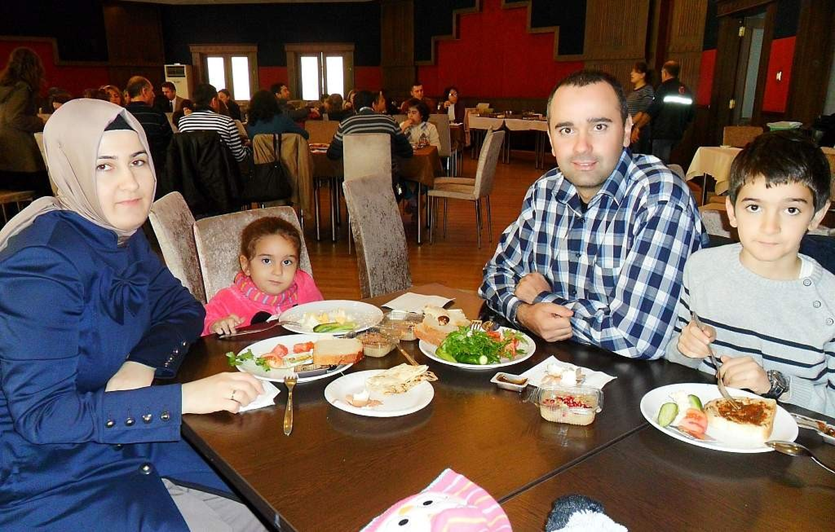 Menderes Anadolu Lisesi Öğrencilerinden Öğretmenlerine Hediye