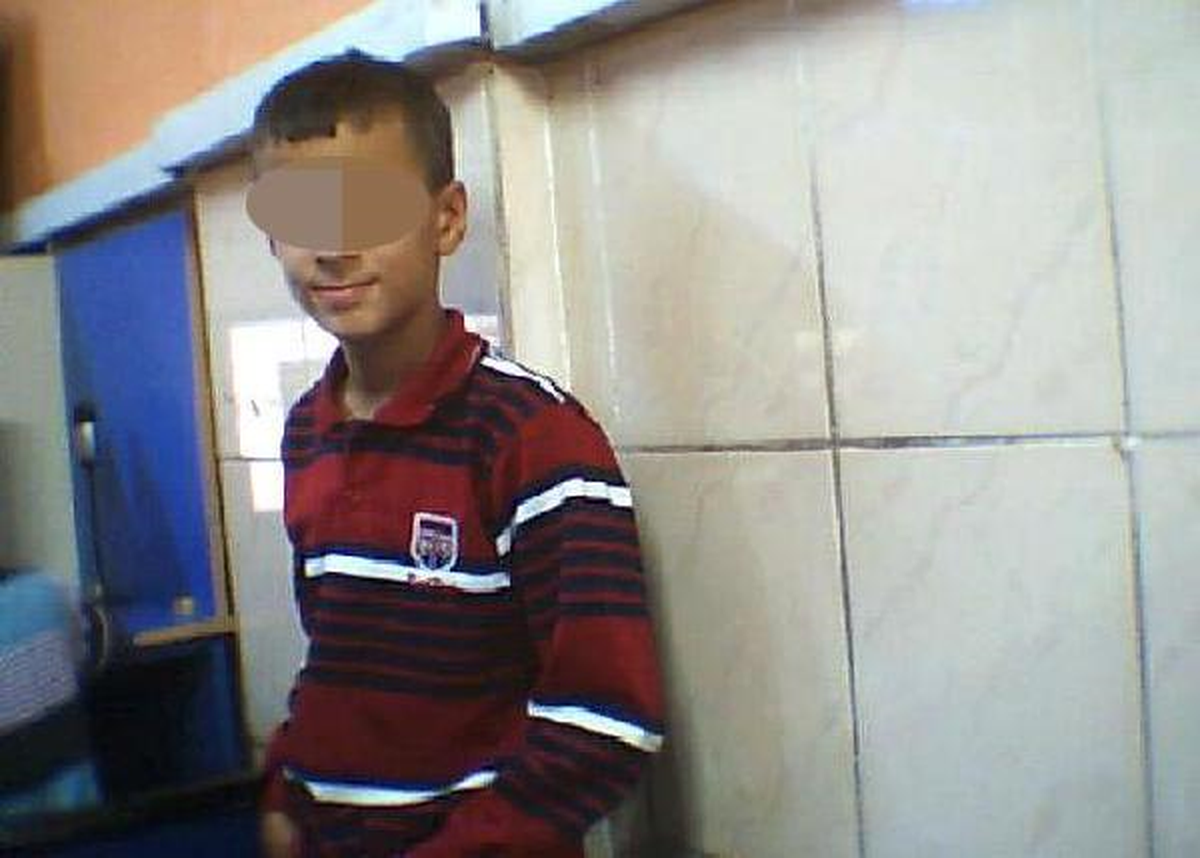Öğretmenine Bıçak Fırlattı
