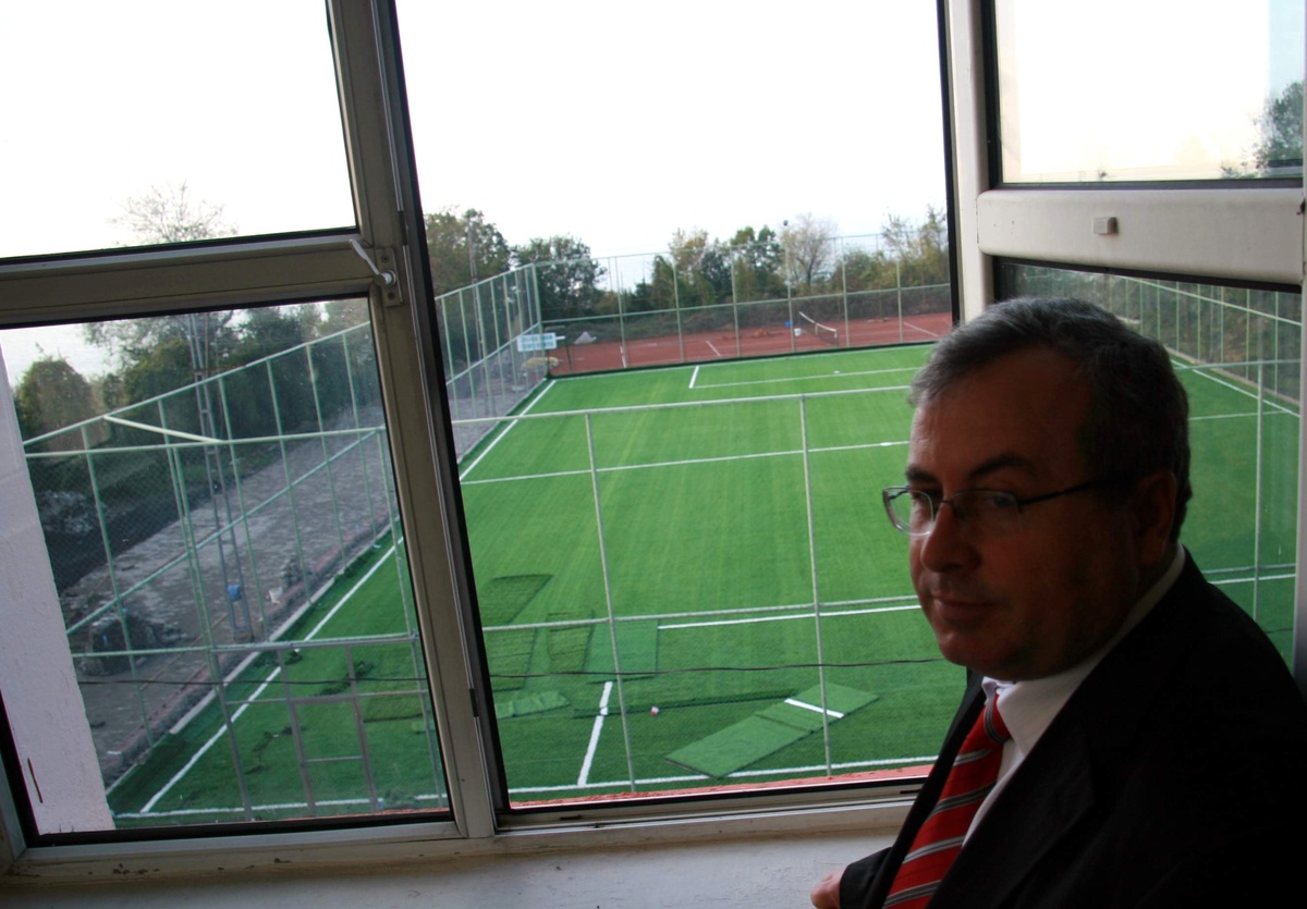 Okulda Şiddeti Önlemek İçin Halı Saha Yaptılar