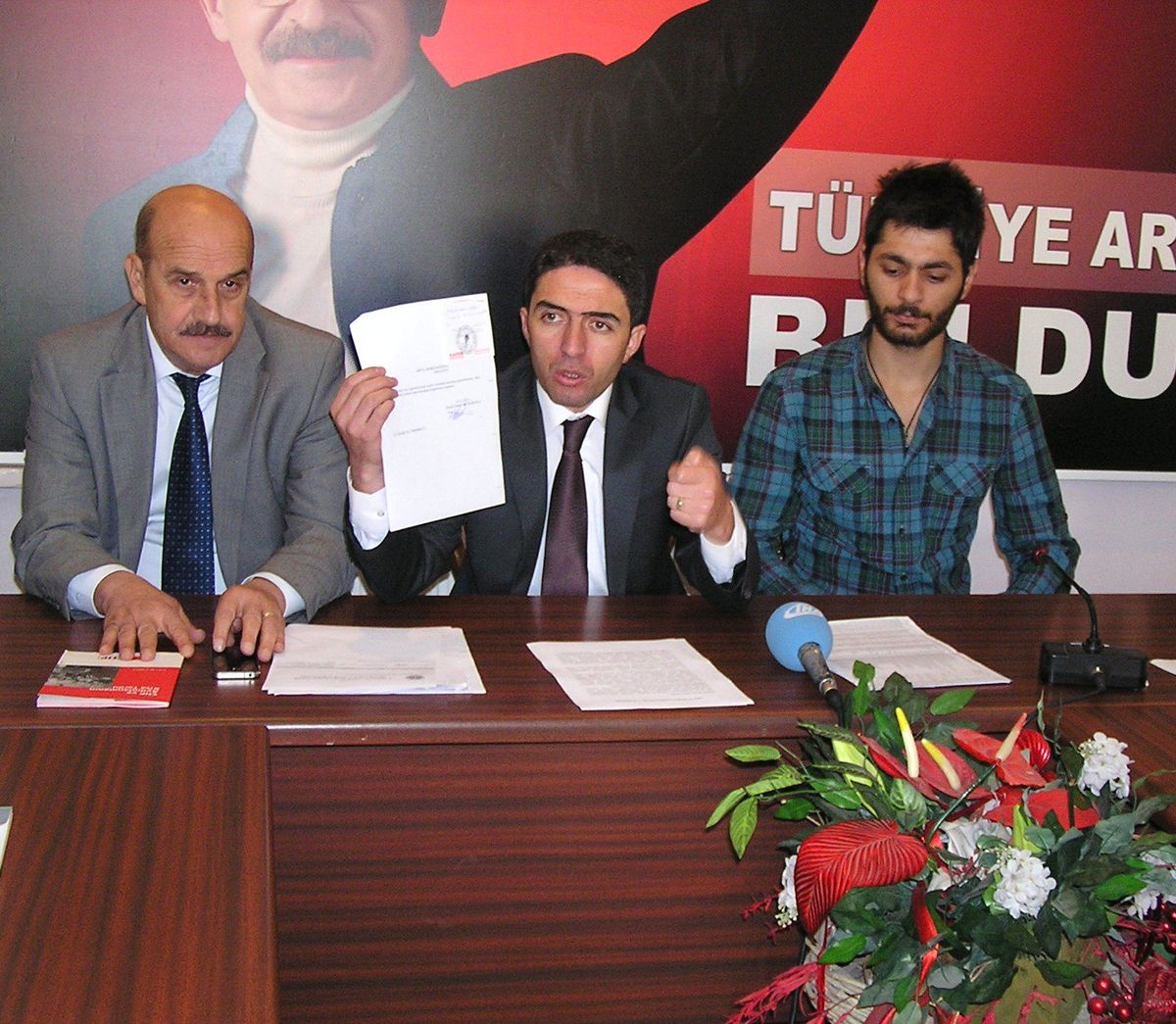 Partilerde \'Üye Çalma\' Tartışması