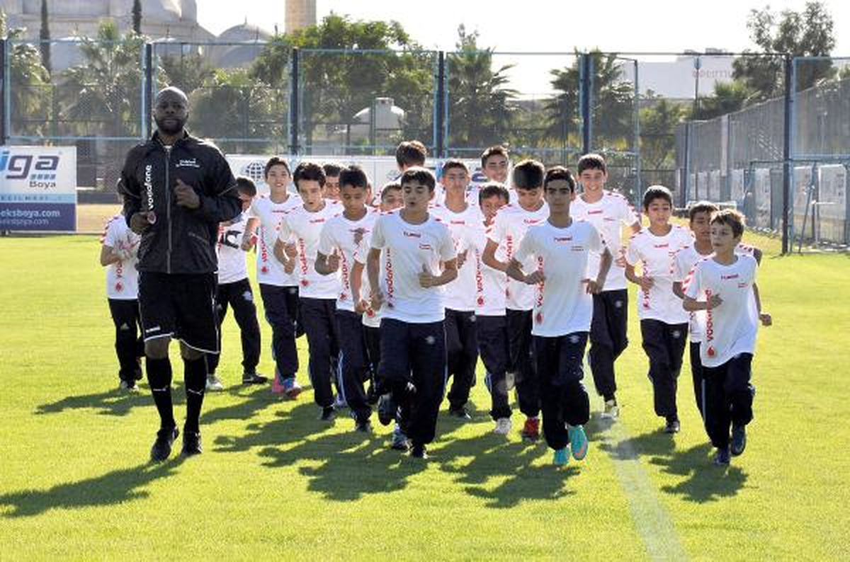 Pascal Nouma\'dan Çocuklara Futbol Dersi