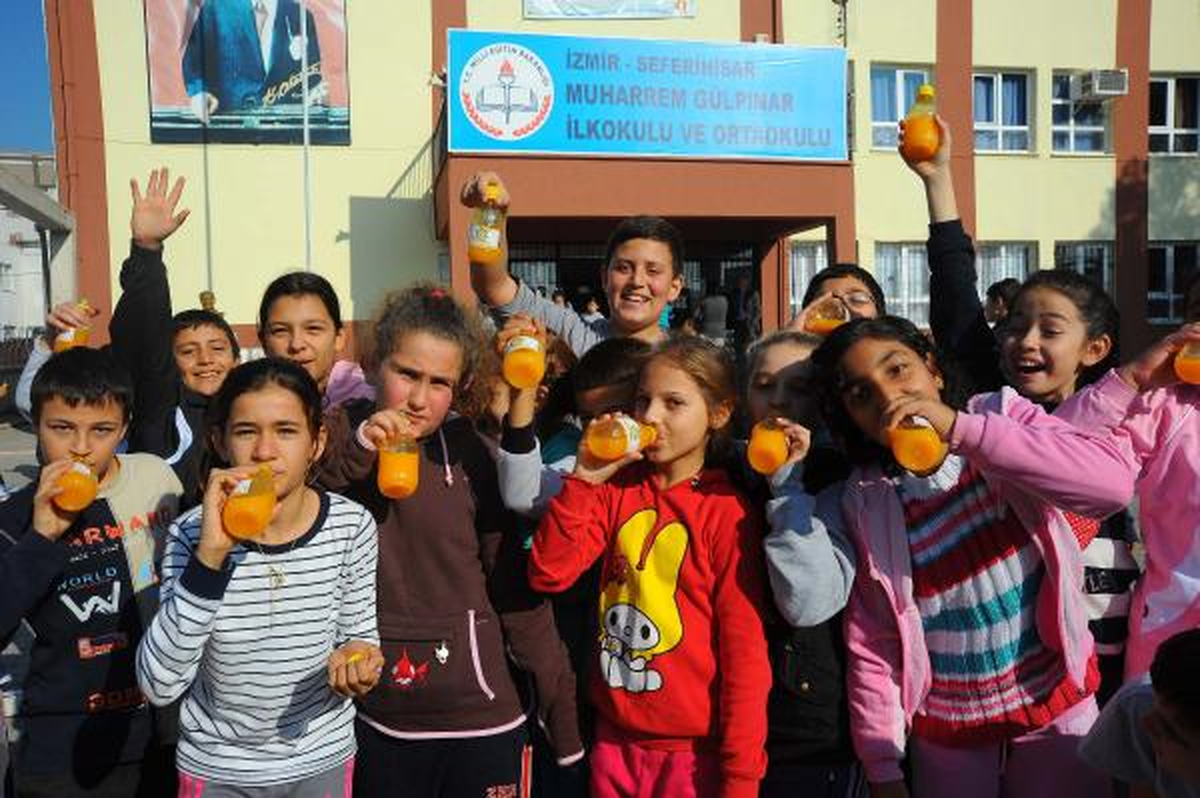 Seferihisar\'da 6 Bin Öğrenciye Her Gün Mandalina Suyu