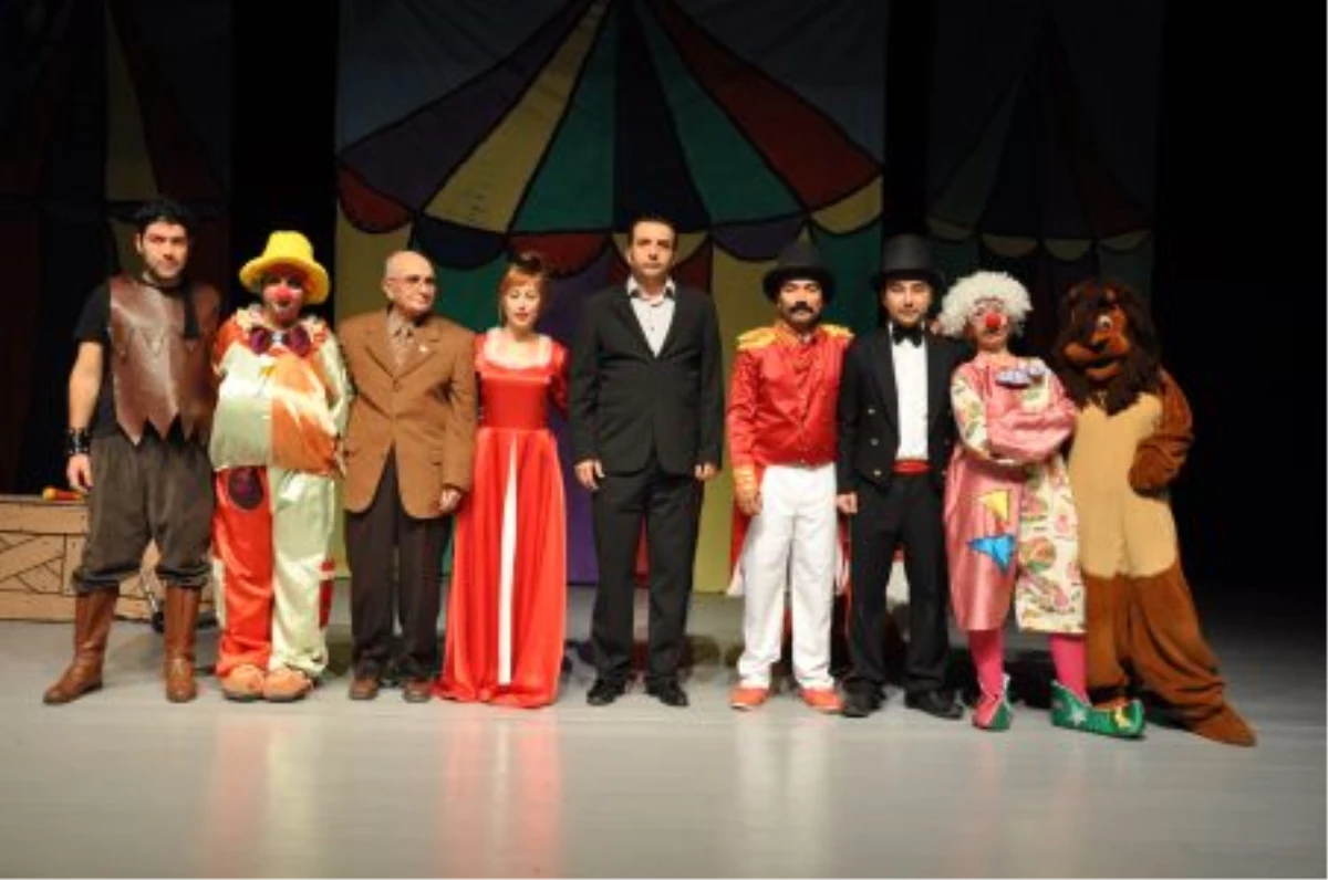 Tarsus Belediyesi Şehir Tiyatrosu Sezonu Açtı
