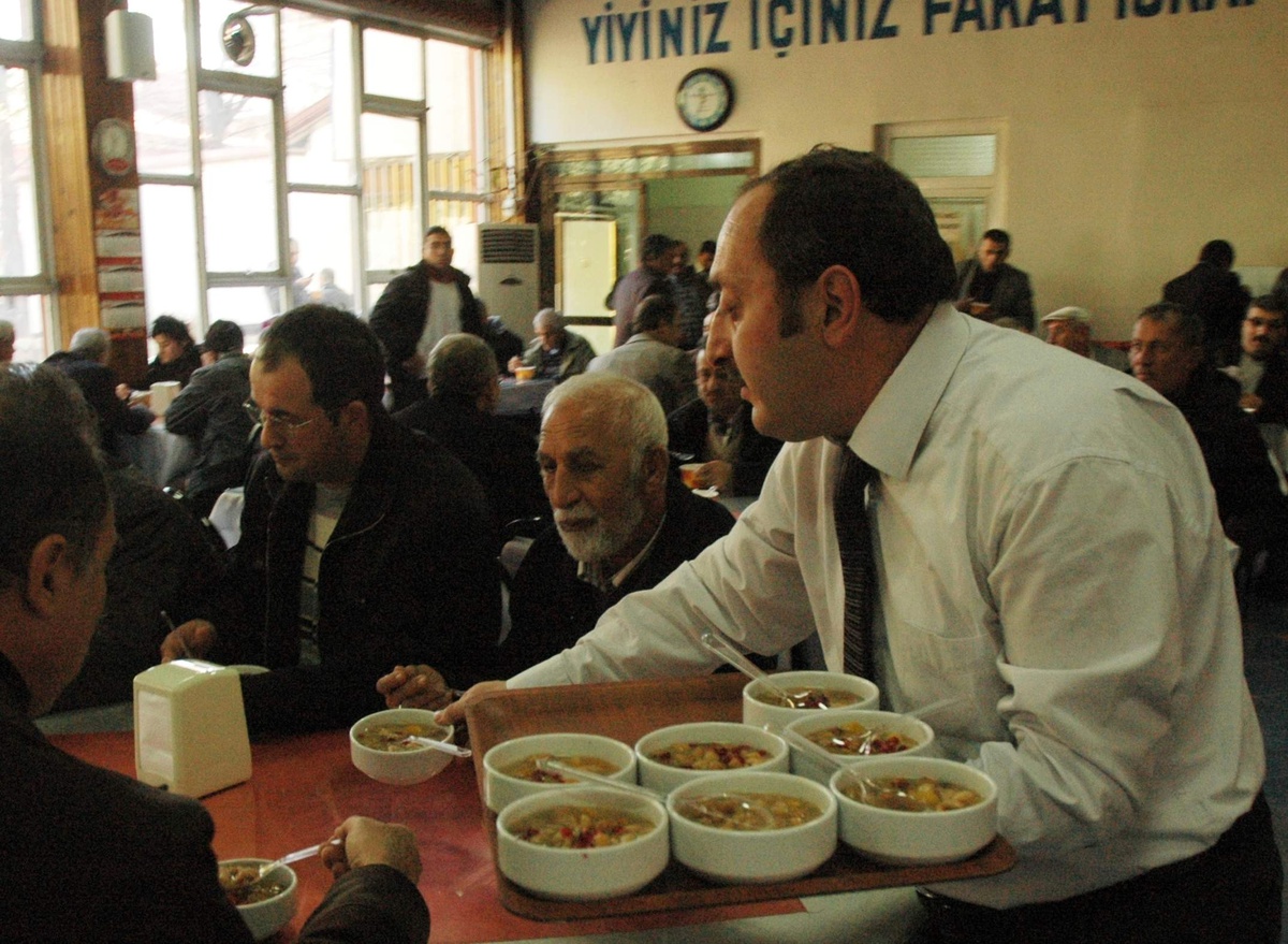 Tokat Belediyesi\'nden 16 Bin Kişiye Aşure İkramı