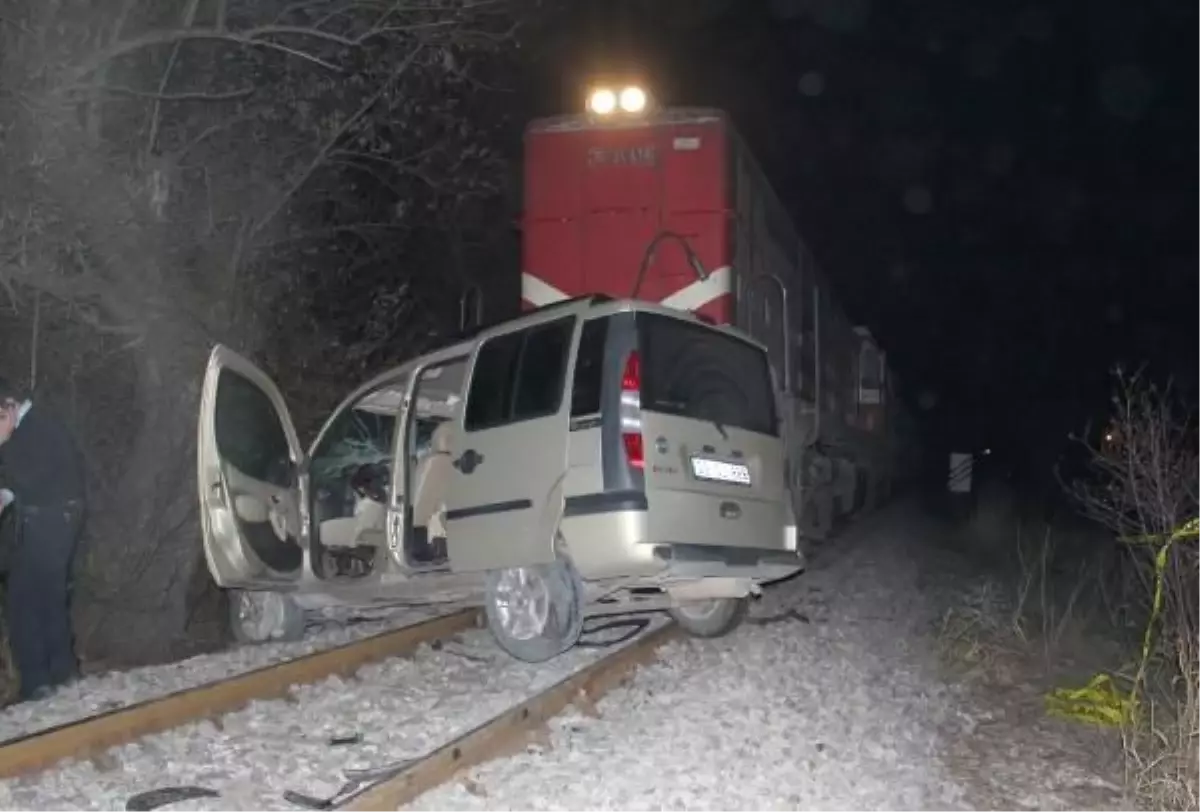 Tren Hemzemin Geçitte Hafif Ticari Araca Çarptı: 1 Ölü, 3 Yaralı