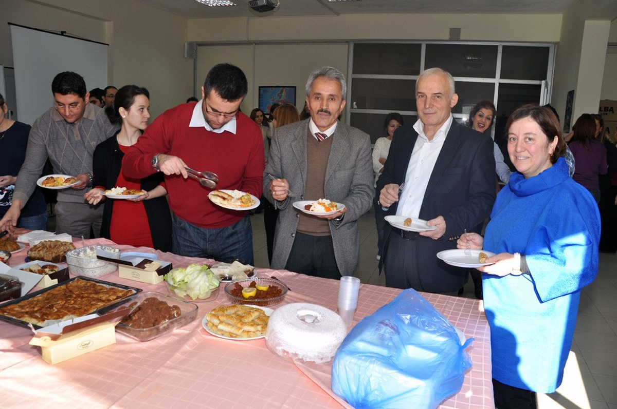 Yabancı Diller Yüksekokulu\'nda Potluck Partisi