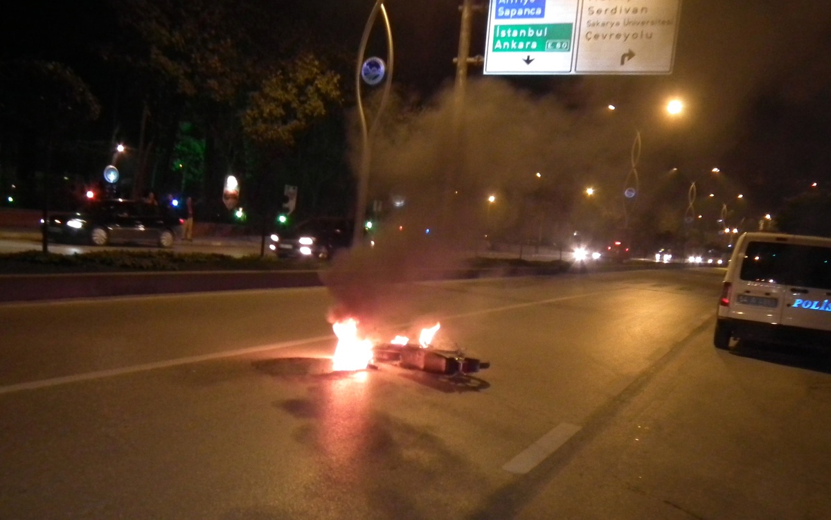 Yakalanacaklarını Anlayınca Motosikleti Yaktılar