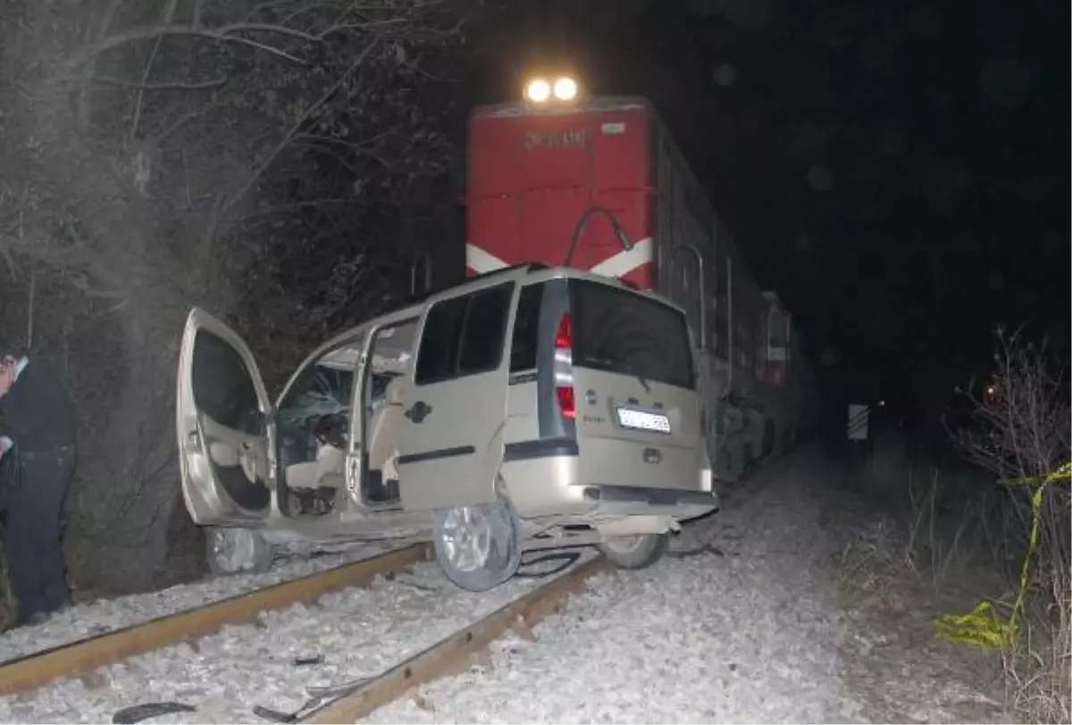 Yük Treni Araca Çarptı: 1 Ölü, 3 Yaralı