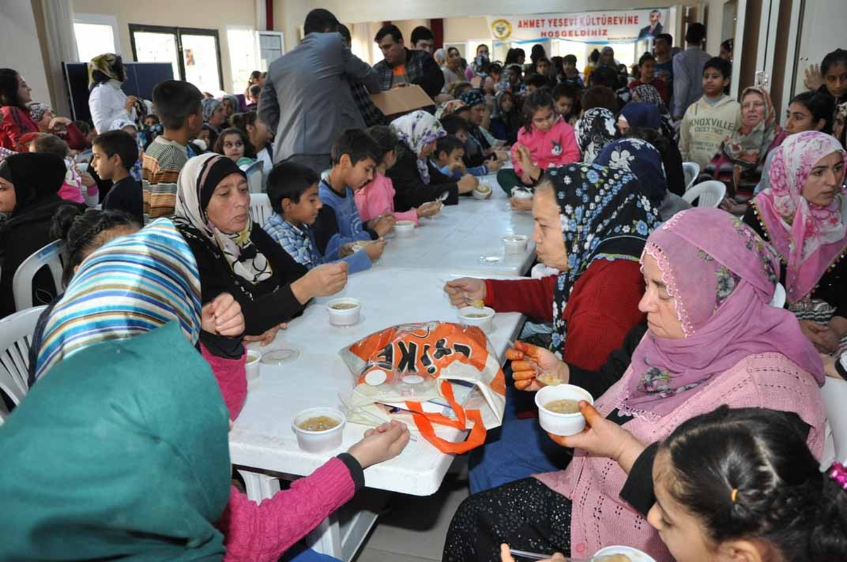 Yüreğir Kültür Evlerinde Aşure Dağıtıldı