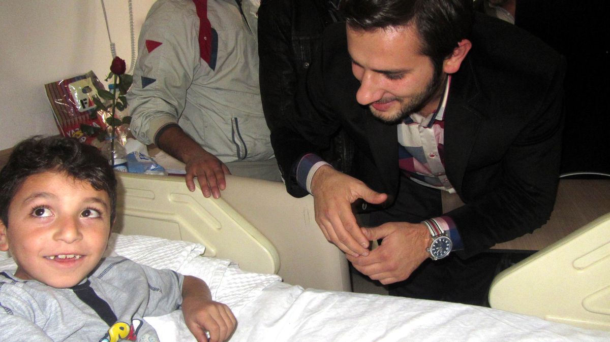 AK Parti\'li Gençlerden Yaralı Suriyelilere Moral