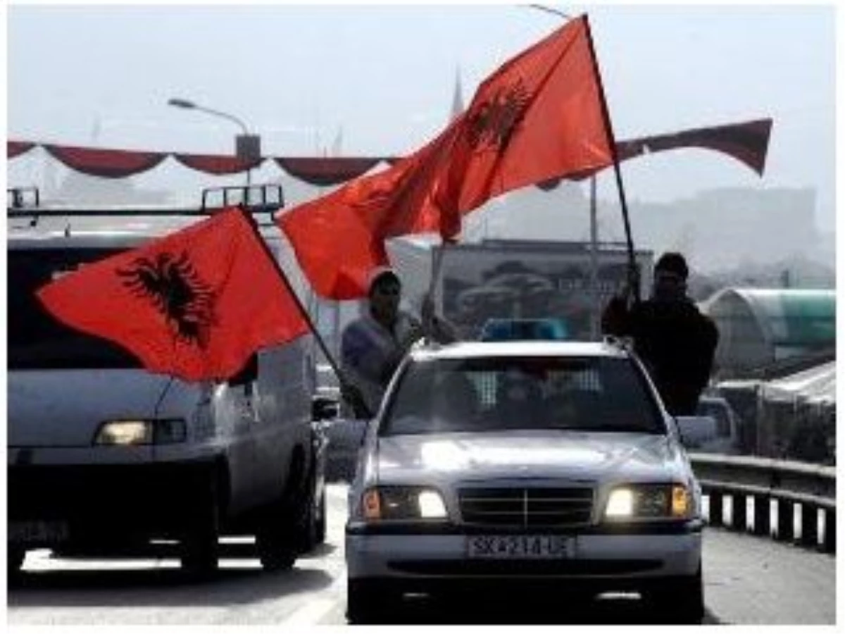 Arnavutluk\'ta Bağımsızlık Günü Kutlandı