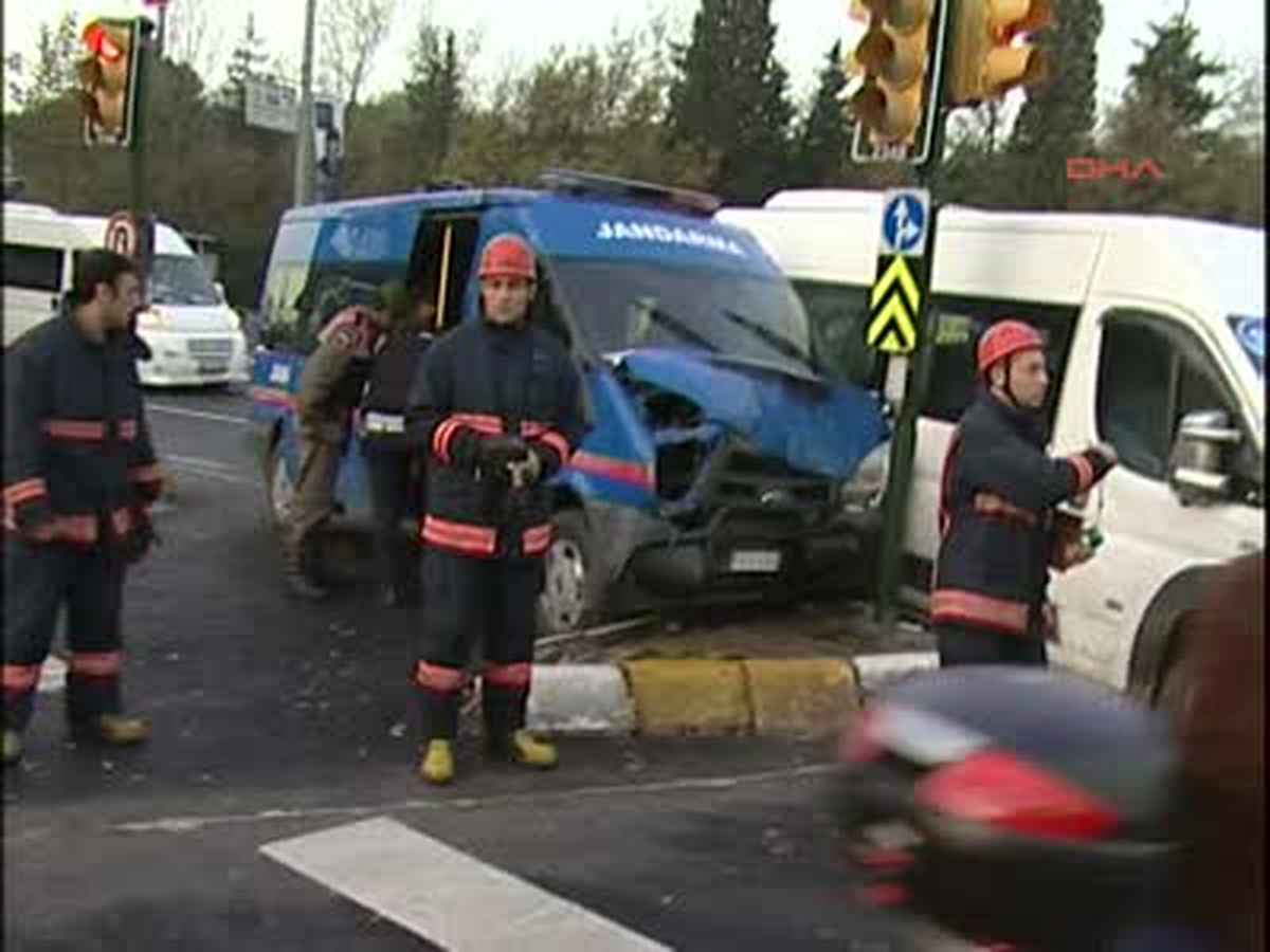 Askeri Araçla Servis Minibüsü Çarpıştı