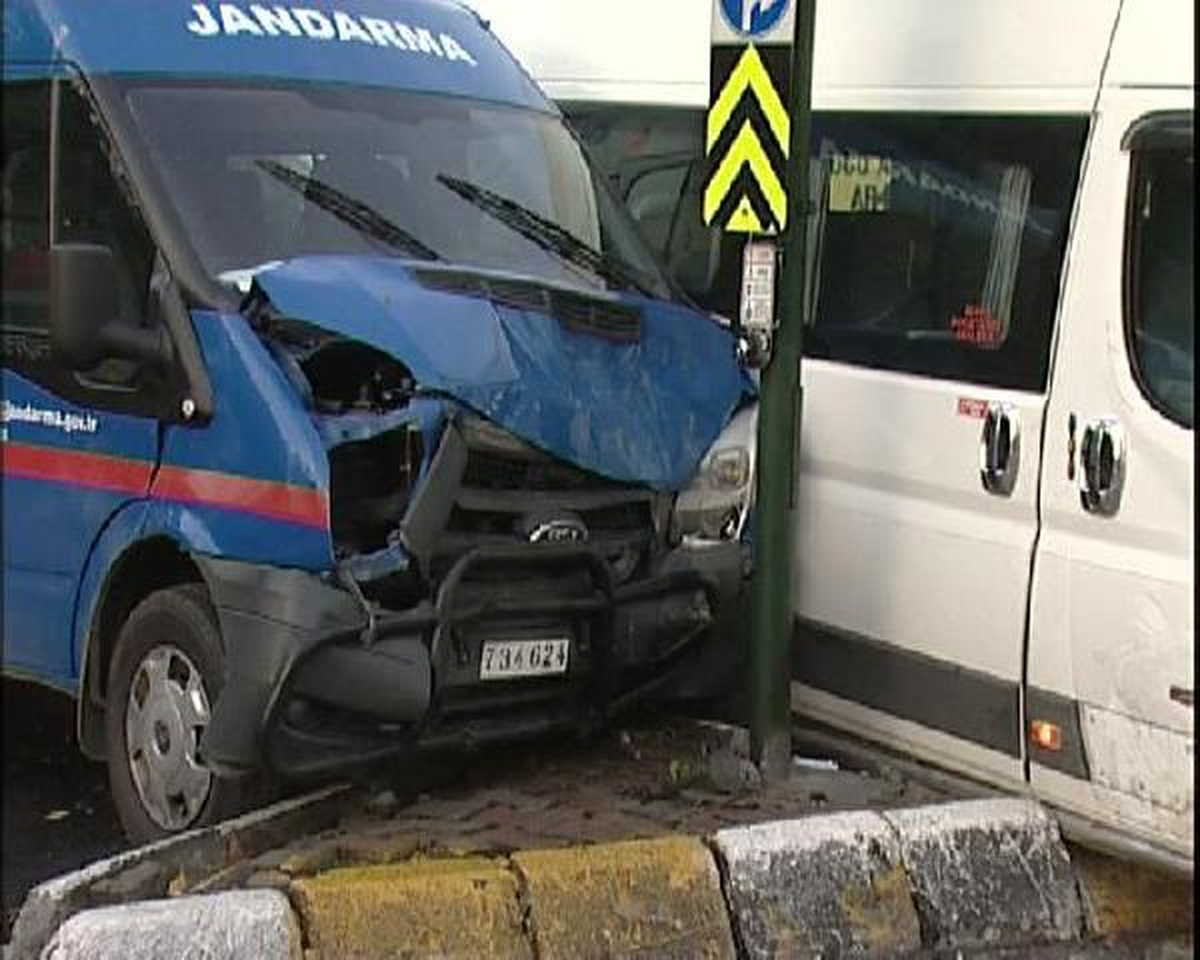 Askeri Araçla Servis Minibüsü Çarpıştı: 6 Yaralı