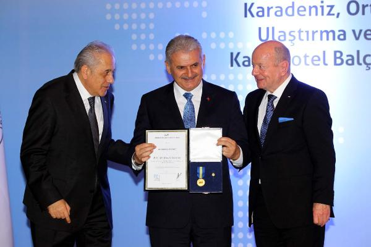 Bakan Yıldırım\'a, Büyük Onur Ödülü