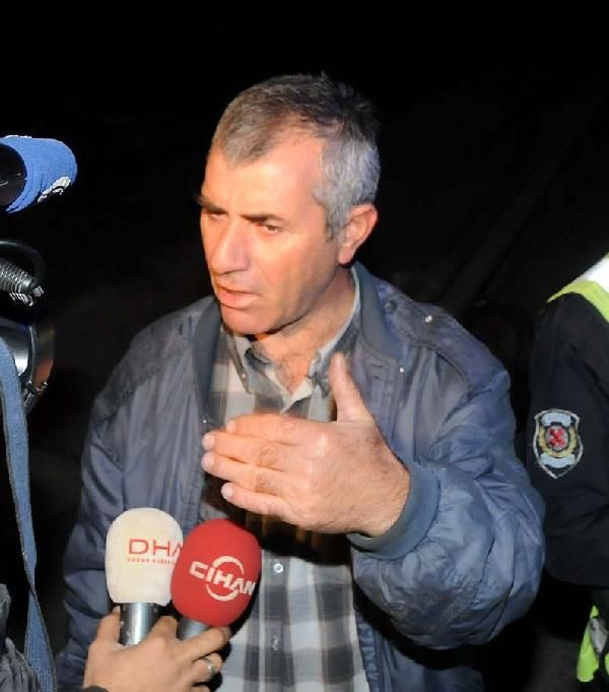 Başakşehir\'de Hatalı Sollama: 2 Tır Şarampole Yuvarlandı