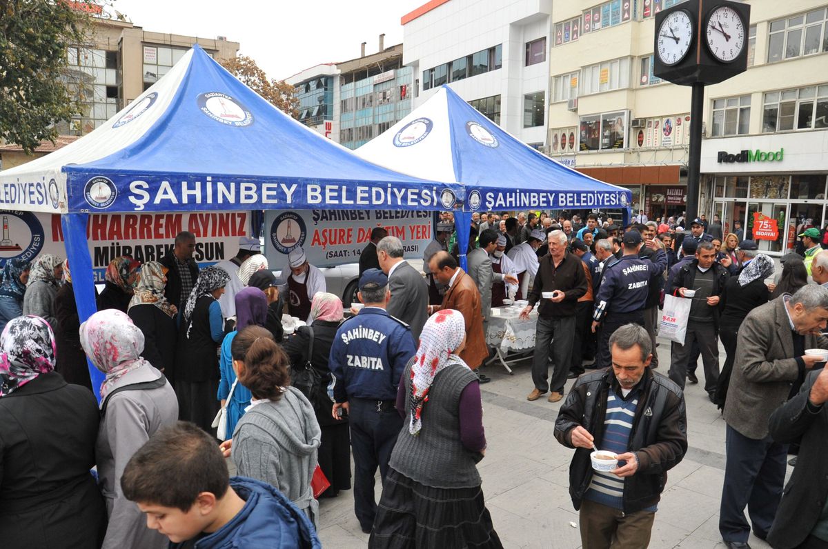 Başkan Tahmazoğlu, Vatandaşlara Aşure İkramı Etti