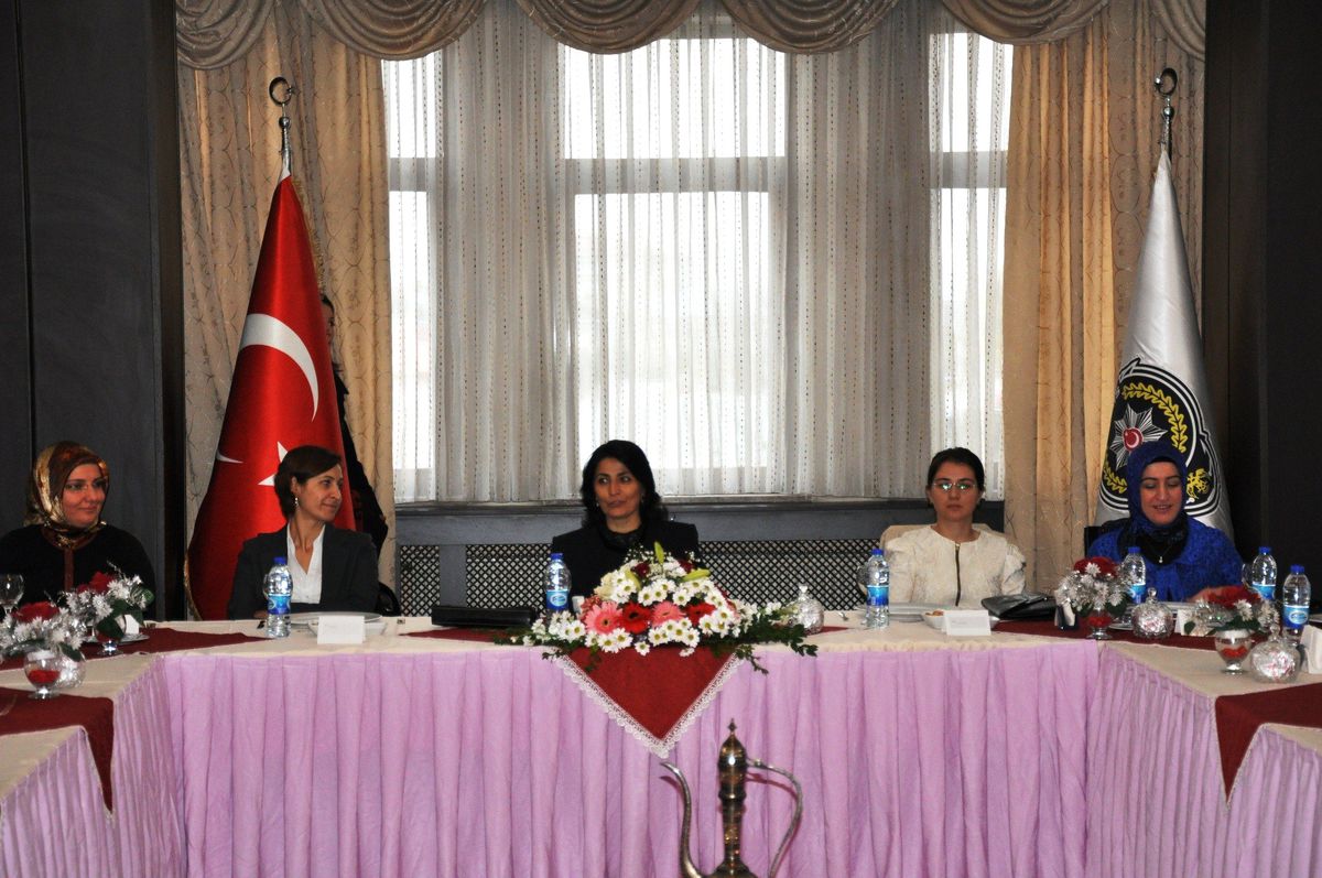 Bayan Pek, Kurum Amirlerinin Eşleri ile Bir Araya Geldi