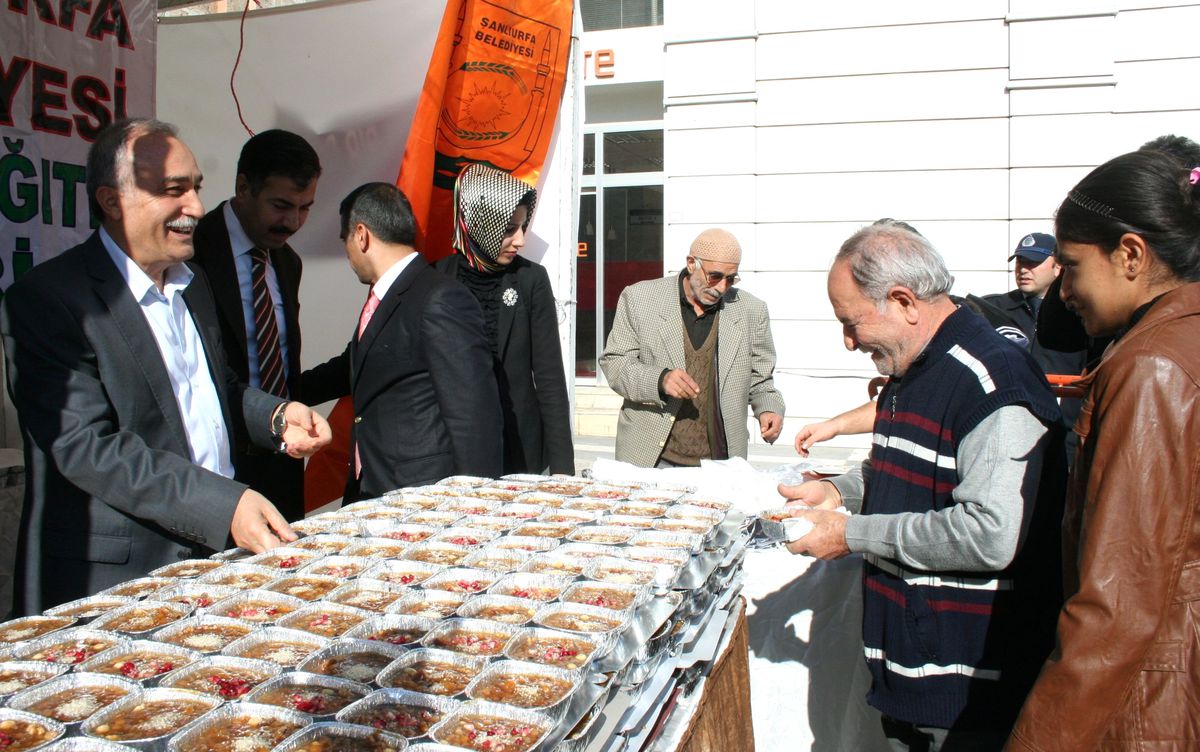 Belediye Başkanı Fakıbaba, Aşure Dağıttı