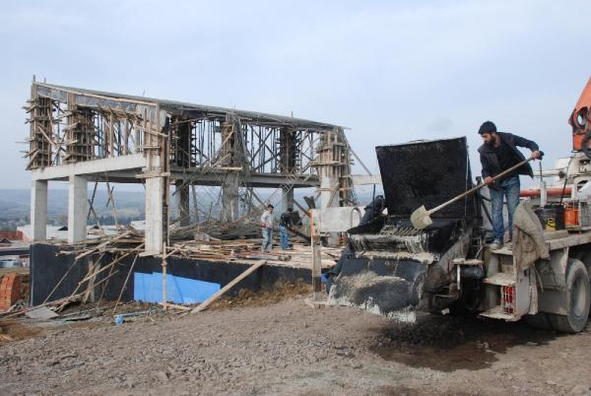 Beton Atılırken Kalıplar Çöktü: 4 İşçi Yaralandı