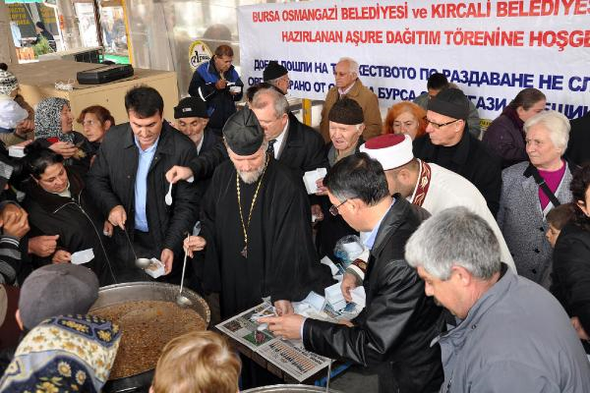 Bulgaristan\'ın Kırcaali Kentinde Müftü Va Papaz Birlikte Aşure Dağıttı