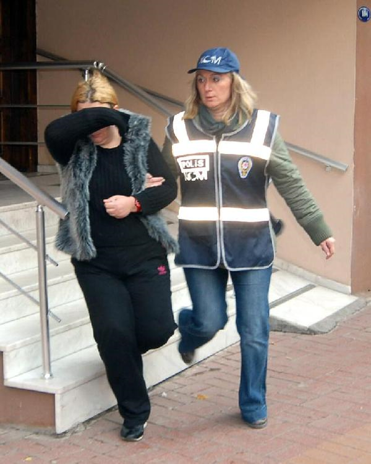 Cezaevinden Çıktılar, Yine Yakalandılar
