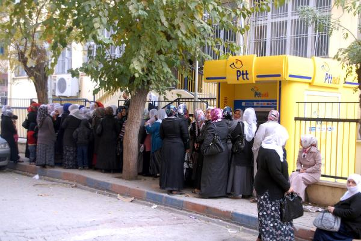 Çocuklarına Eğitim Yardımı İçin Kuyruğa Girdiler
