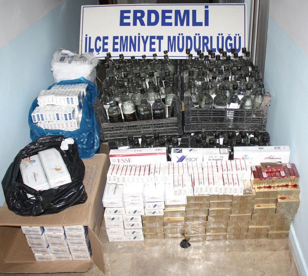 Erdemli\'de Kaçak Sigara ve Rakı Ele Geçirildi