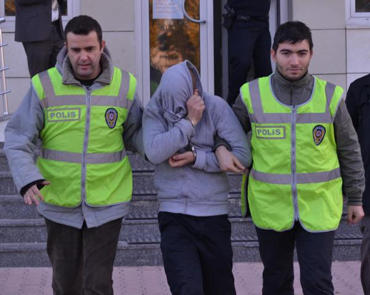 Hırsızlık Yaparken Tanınmamak İçin Kask Taktı