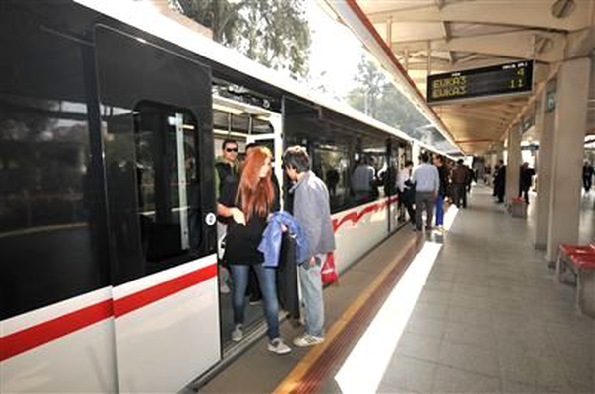 İzmir Metrosu\'nda Sefer Sıklıkları Artırıldı