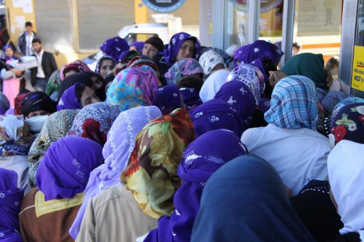 Kadınlar, Kuyrukta Ezilerek Aldıkları Parayı Kocalarına Teslim Etti