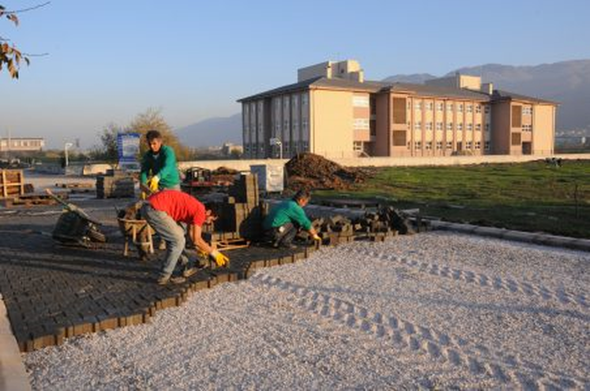 Kartepe\'de Okul Yoluna Parke Döşeniyor