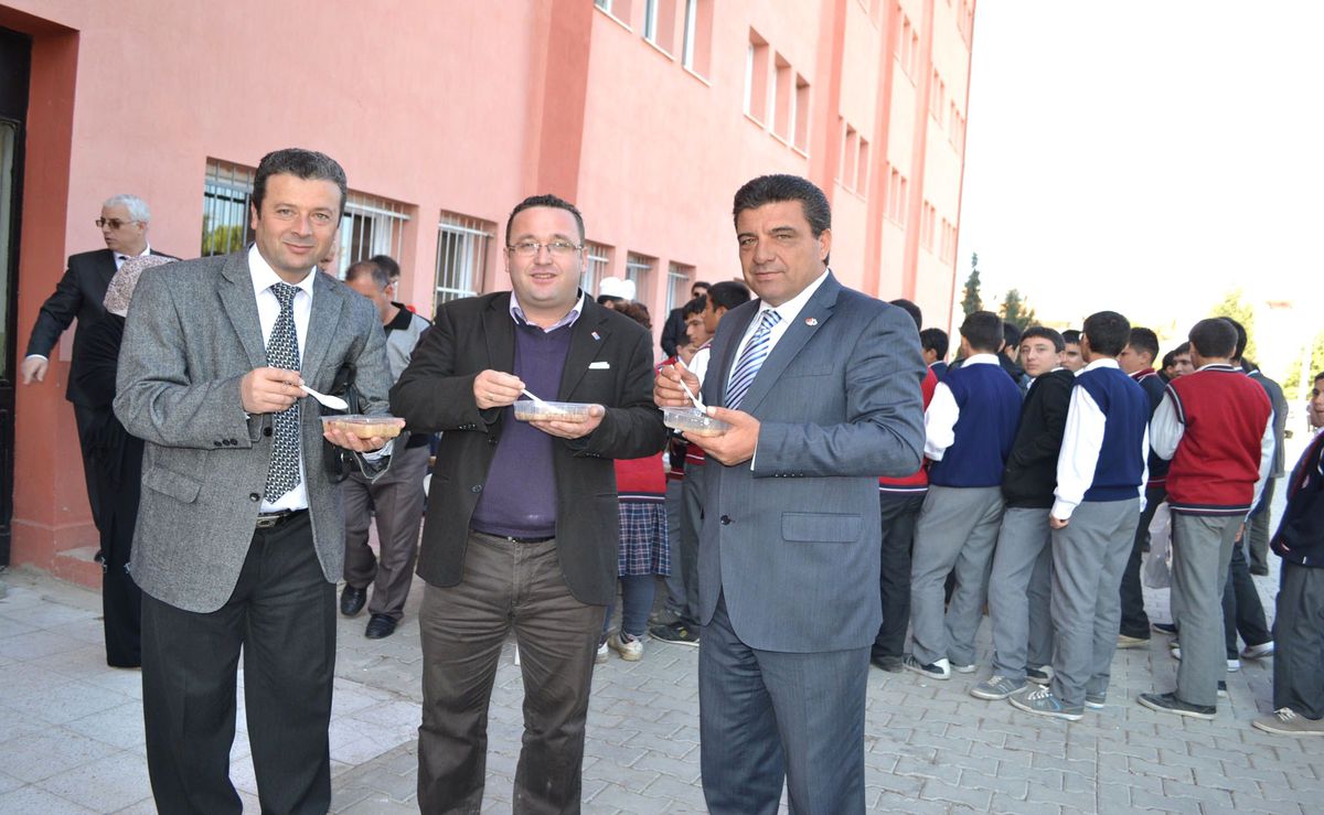 Kula İmam Hatip Lisesi Aşure Dağıttı