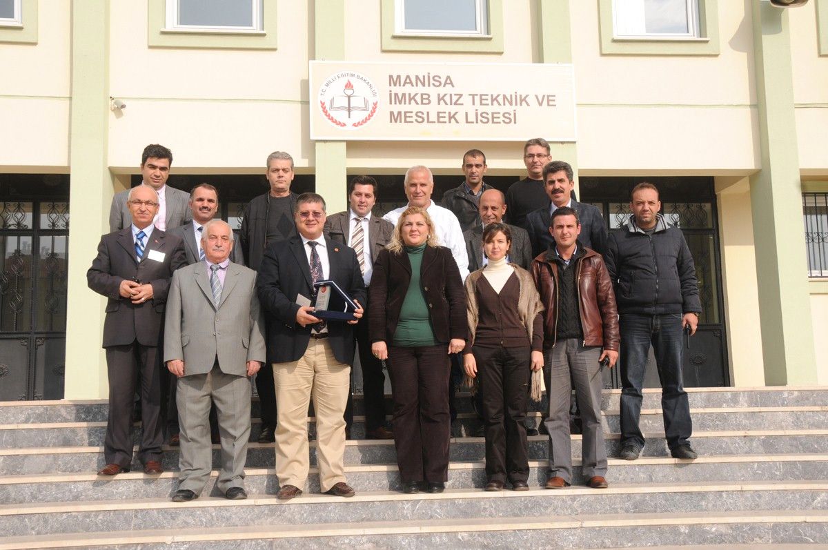 Manisa İMKB Kız Meslek Lisesi\'ne Belediye Eli