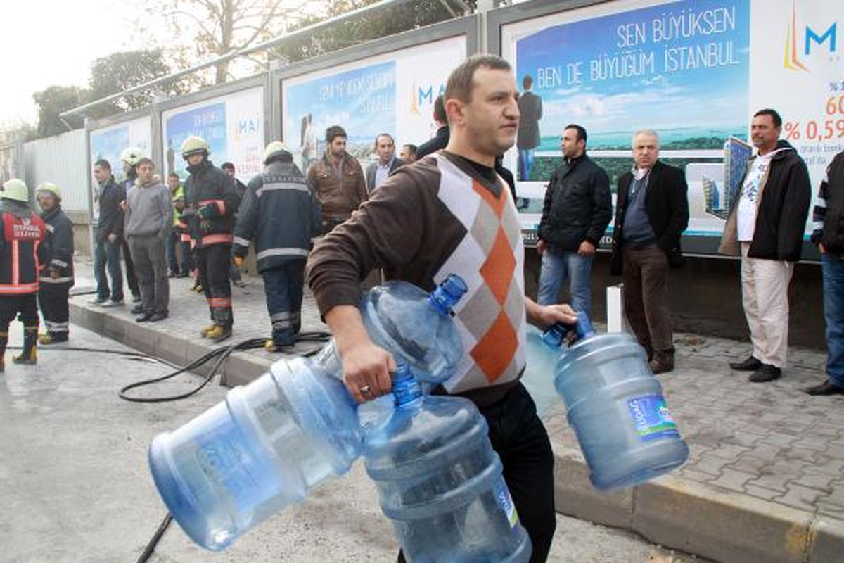 Otobüs Yangınına Damacana Suyuyla Müdahale